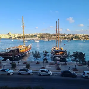 Spacious Seafront Next To Sliema-valeta Ferry Appartamento