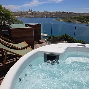 Unique Seafront Triplex Penthouse With Panoramic Bedroom & Rooftop Jacuzzi Overlooking Valletta Appartamento